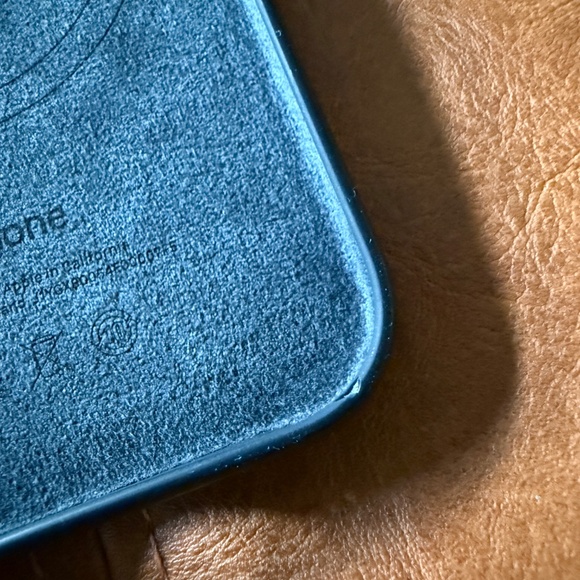 Authentic Apple Silicone Case with MagSafe for iPhone 15 Pro - Black - Picture 5 of 6